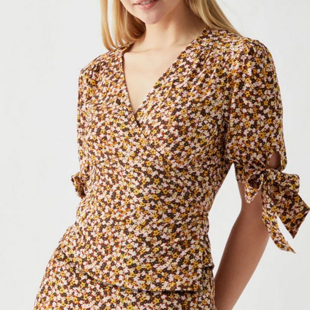 NWT! Charlie Holiday $79 Isla Floral Print Sofia Wrap Top 4